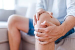 Man in need of the best treatments for knee osteoarthritis.